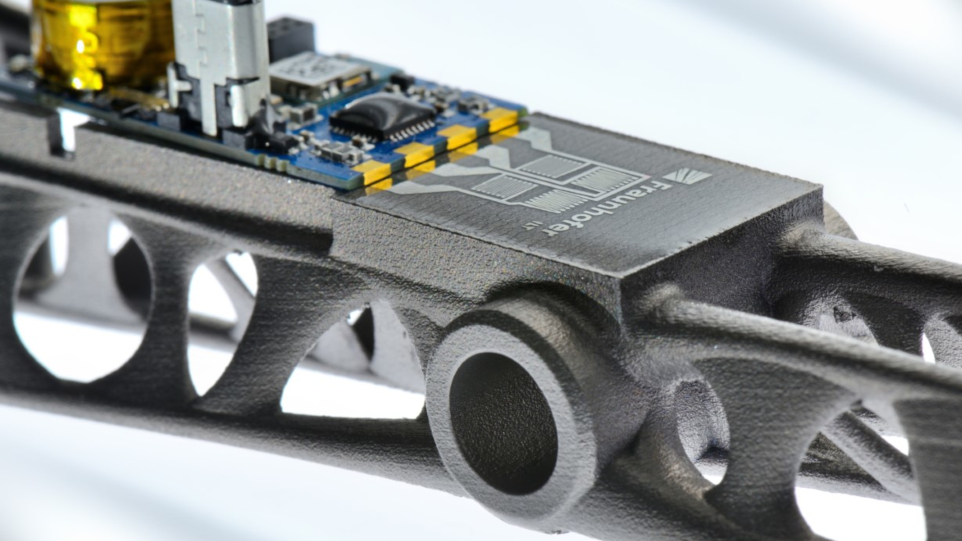 Practical demonstration: At Formnext 21, Fraunhofer ILT will be demonstrating the possibilities of sensor integration using an LPBFprinted demonstrator with a printed measuring grid including conductors.