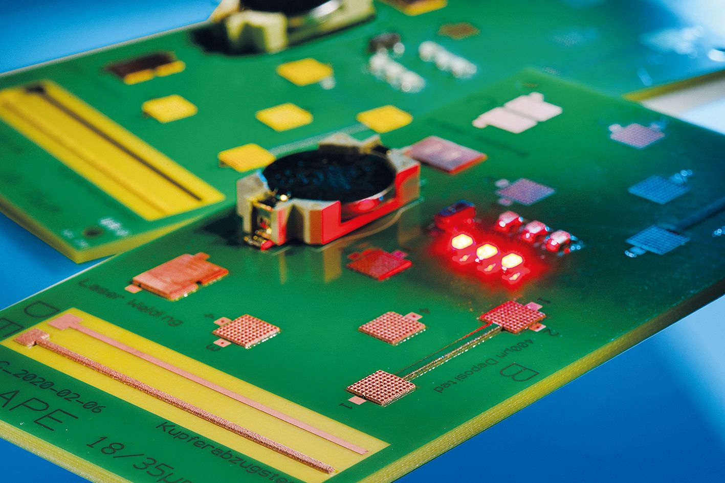 A hybrid circuit board pro-duced as part of the BMWi-funded CLAPE project. It combines several functions in one component.