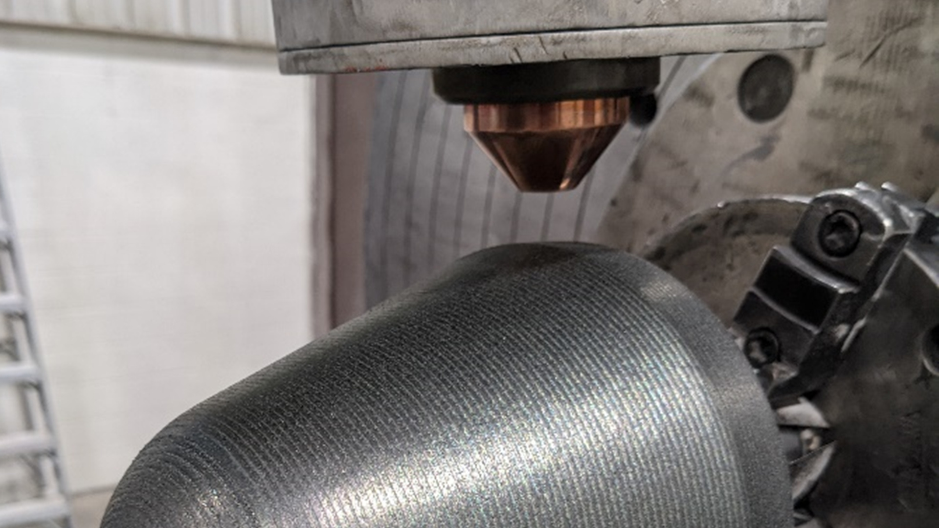 Wear parts like this stone crusher tooth with an outer diameter of about 140 mm are restored with the LMD process. Thanks to AI, the processes for repairing irregular surfaces shall be optimized.