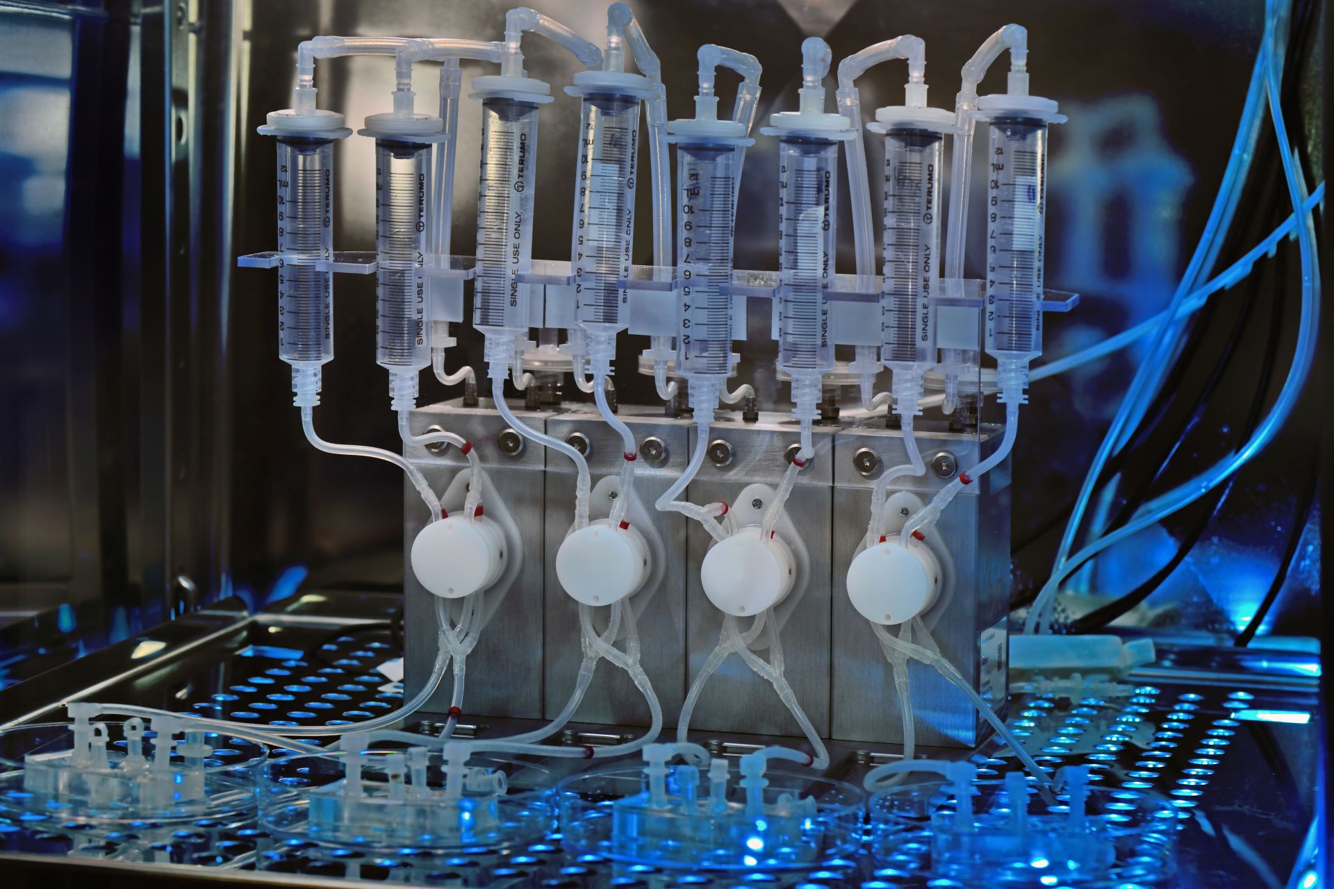 Parallel, continuous perfusion of four organ-on-chip systems.