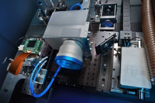 In the “Joint Application Lab” of Hamamatsu and Fraunhofer ILT, manufacturing processes can be investigated using a scanner-based process head with an integrated high-power SLM.