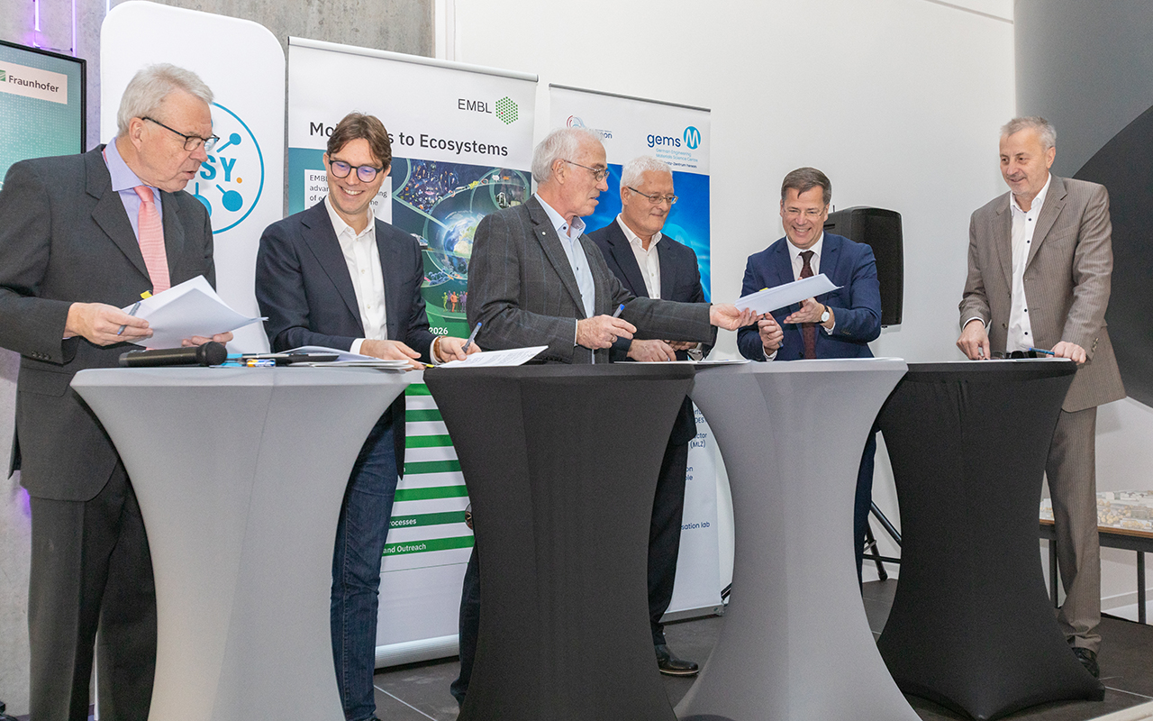 Signing of the MoU, from left to right: Prof. Matthias Wilmans (Head of the Hamburg EMBL branch), Dr. Arik Willner (CTO DESY), Prof. Helmut Dosch (Chair-man of the DESY Board of Directors), Prof. Matthias Rehahn (Scientific and Technical Managing Director Hereon), Prof. Axel Müller-Groeling (Director of Research Infrastructures and Digitization at the Fraunhofer-Gesellschaft), and Dr. Hans-Otto Feldhütter (Director of Research Infrastructures and Sustainability at the Fraunhofer-Gesellschaft)