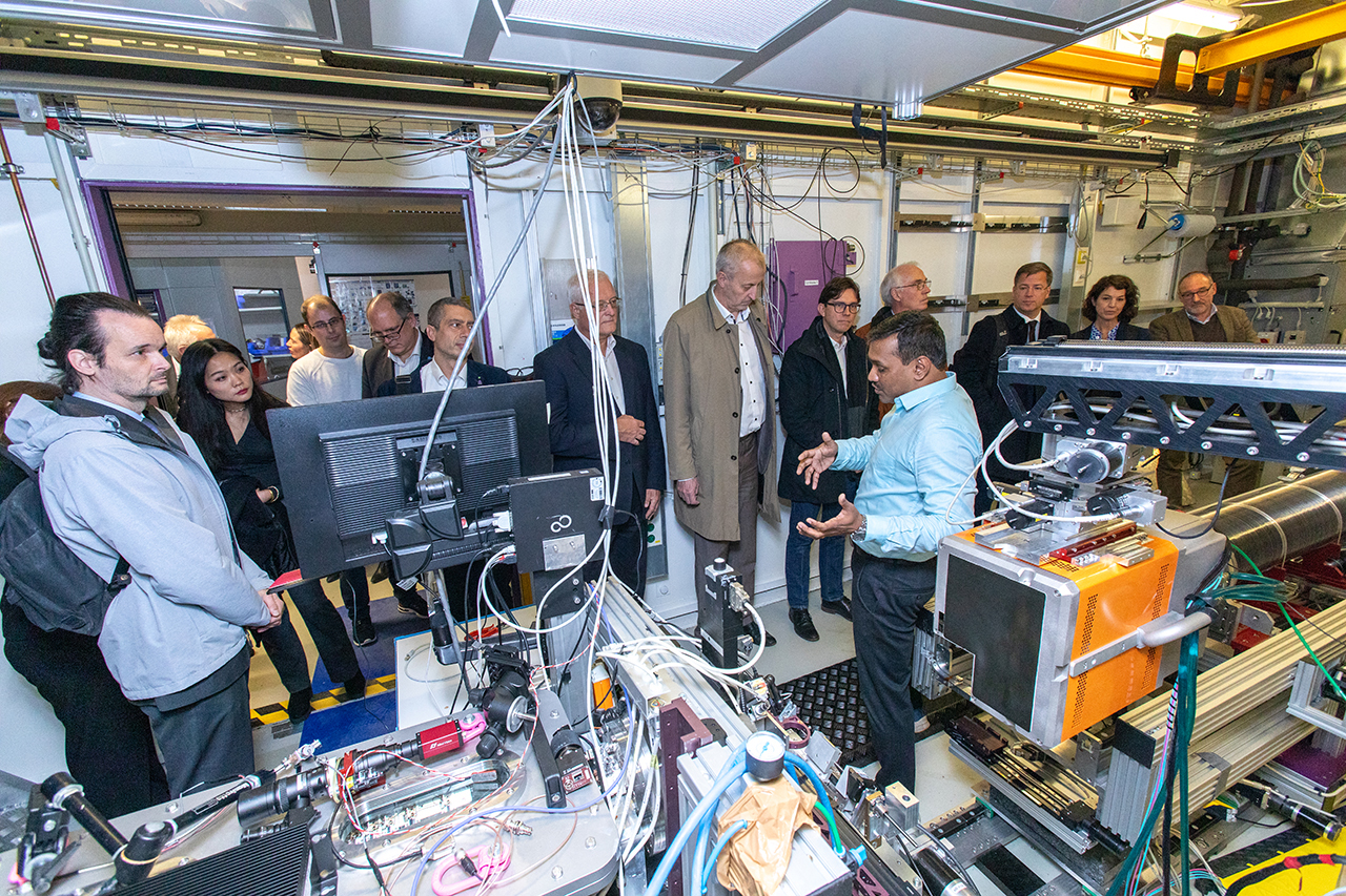 Guided tour at DESY's synchrotron radiation source PETRA III at beamline P03, where the scientific focus is on the development of novel materials.