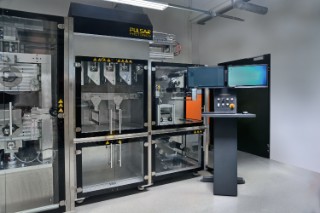 Since 2021, laser processes for battery production have been researched at Fraunhofer ILT in a dedicated battery center. Here in the picture, the facility with the multi-beam optics for laser processing. In the next step, Pulsar Photonics wants to bring the optics developed for the NextGenBat project to series maturity - ideally with industrial partners.
