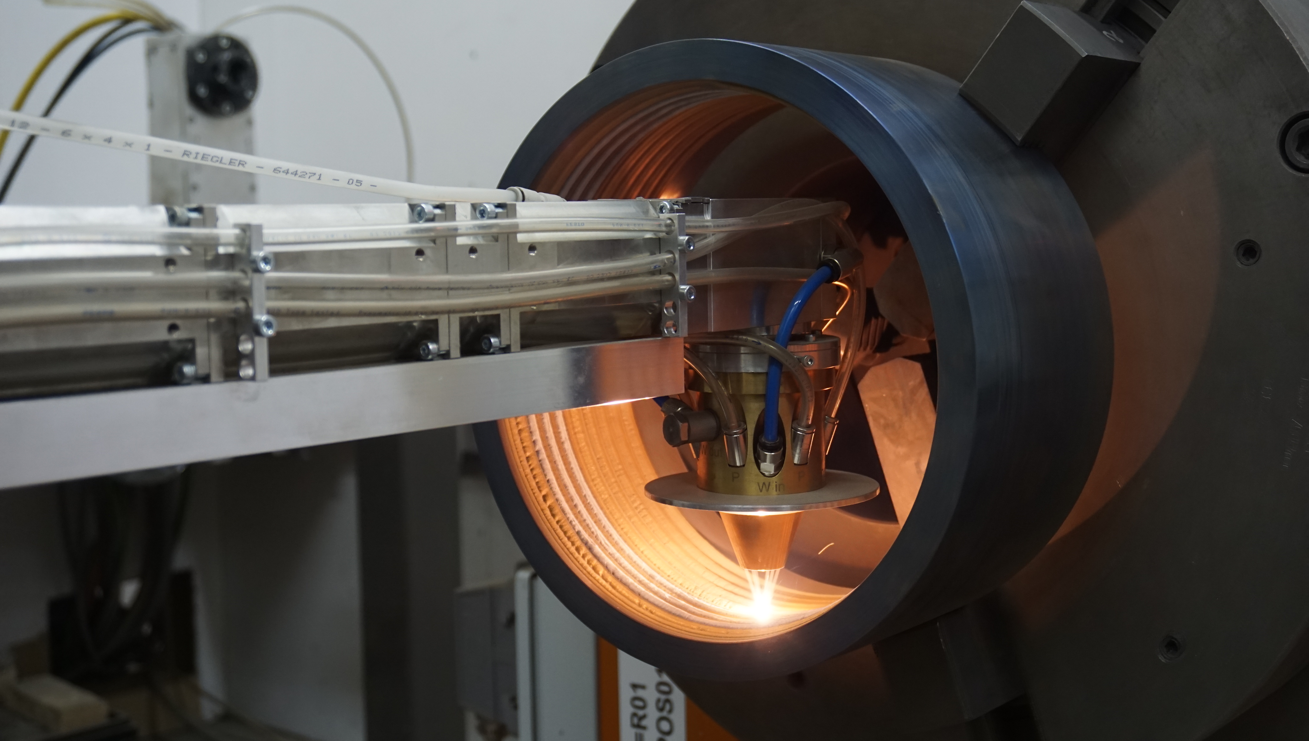 Production of a sliding bearing in the inner radius by machining lance for laser material deposition (LMD) at ADMOS.