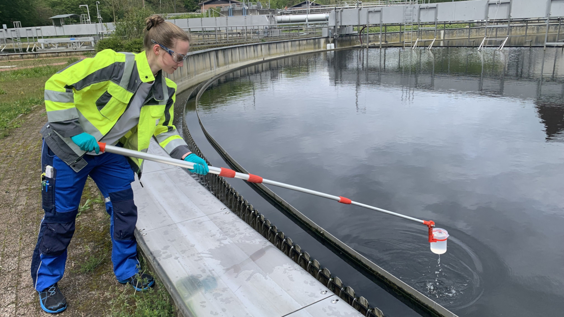 The new inline measurement method is intended to supplement and in many cases replace random manual sampling, such as here at the Aachen Soers wastewater treatment plant of the Eifel-Rur Water Association.