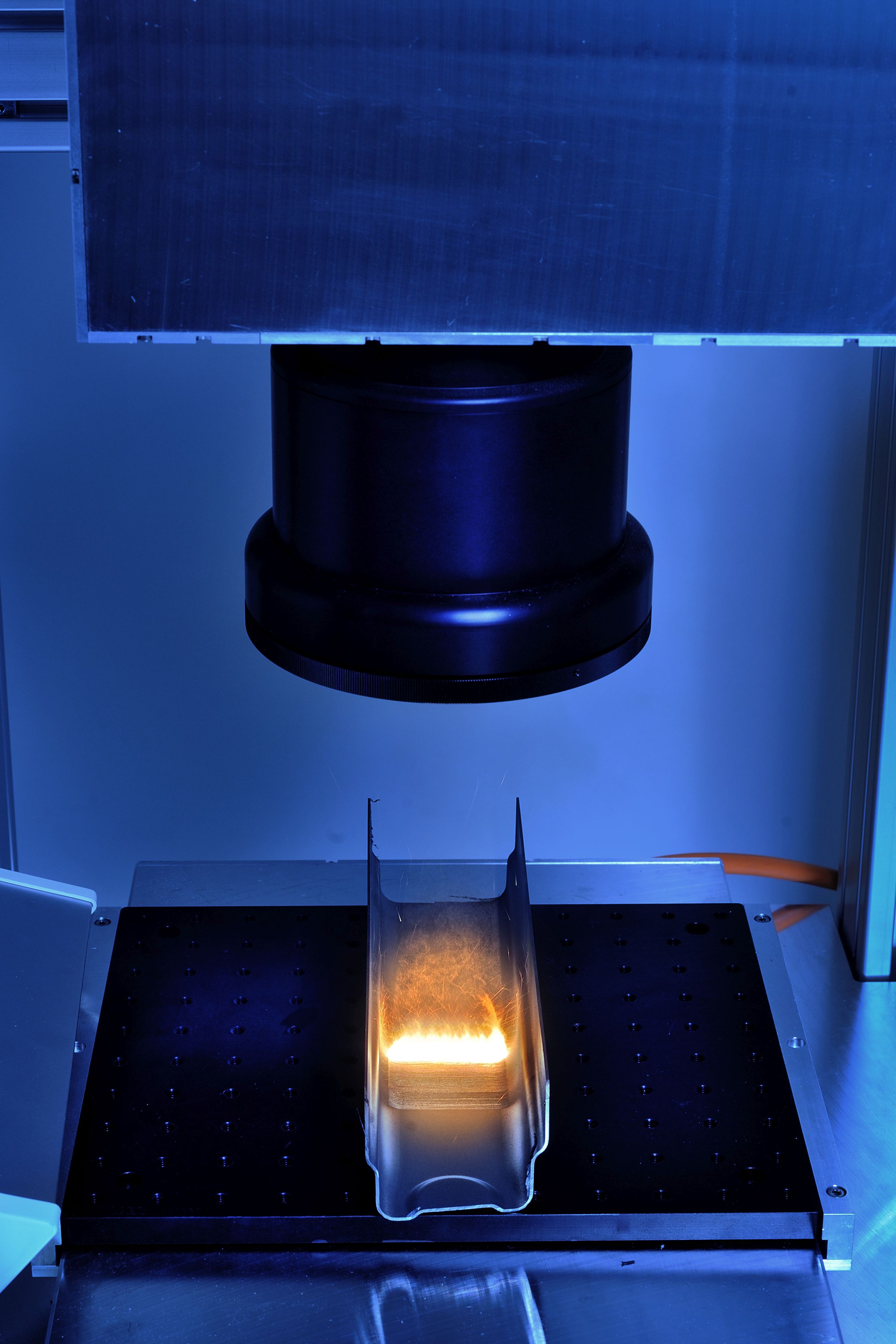 Photo 2: Système pour la texturation laser ultra-rapide pour l’assemblage hybride.