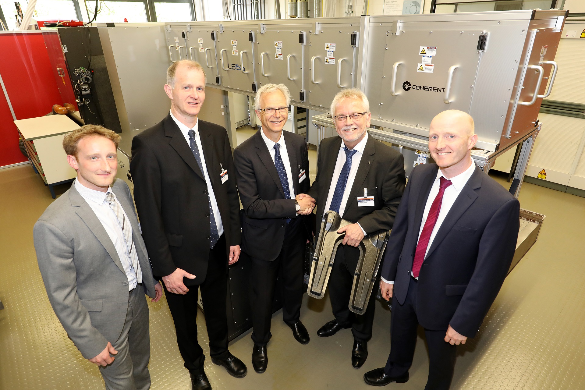 Handover of the Coherent system LineBeam 155 to Fraunhofer ILT. Looking forward to joint research projects, from left to right: Christian Hördemann (Fraunhofer ILT), Thorsten Geuking (Coherent), Rainer Pätzel (Coherent), Dr. Arnold Gillner (Fraunhofer ILT) and Dr. Ralph Delmdahl (Coherent).