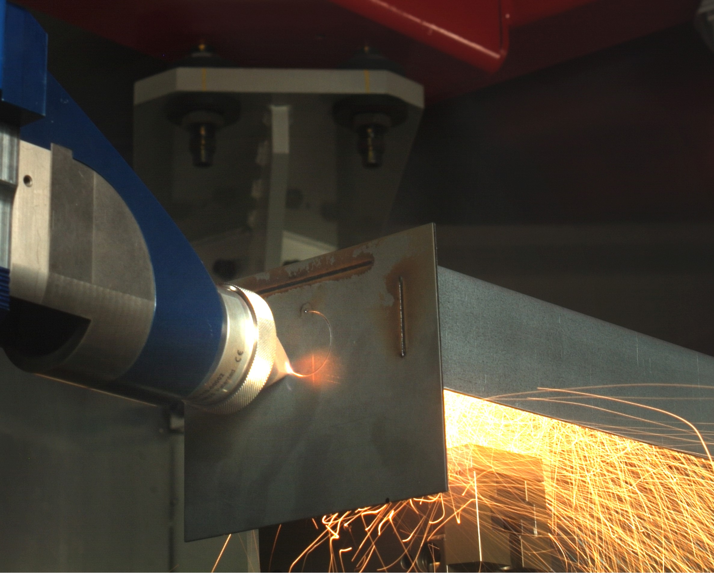 A multifunctional laser processing head plays a major role in the new NRW project MultiPROmobil; it enables innovative sheet metal assemblies through the integrated cutting, welding and manufacture of structures additively.