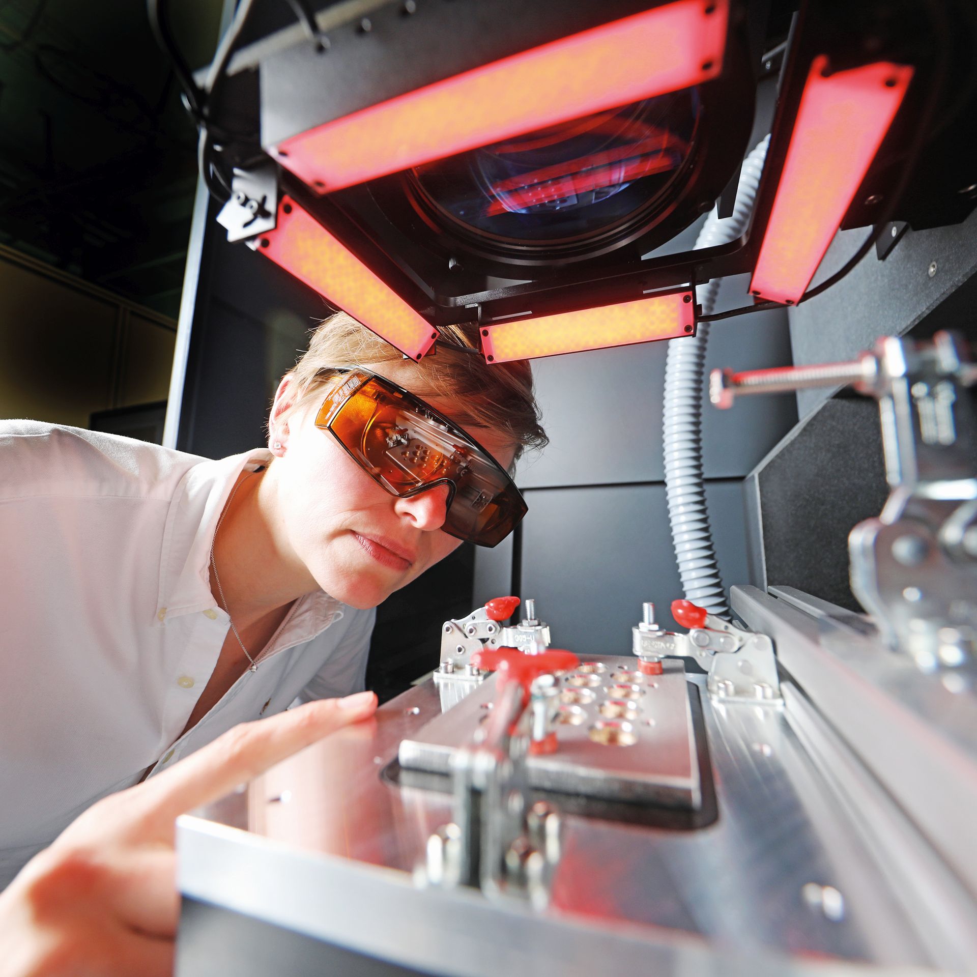 Setting up a laser welding machine for the assembly and contacting of battery modules.