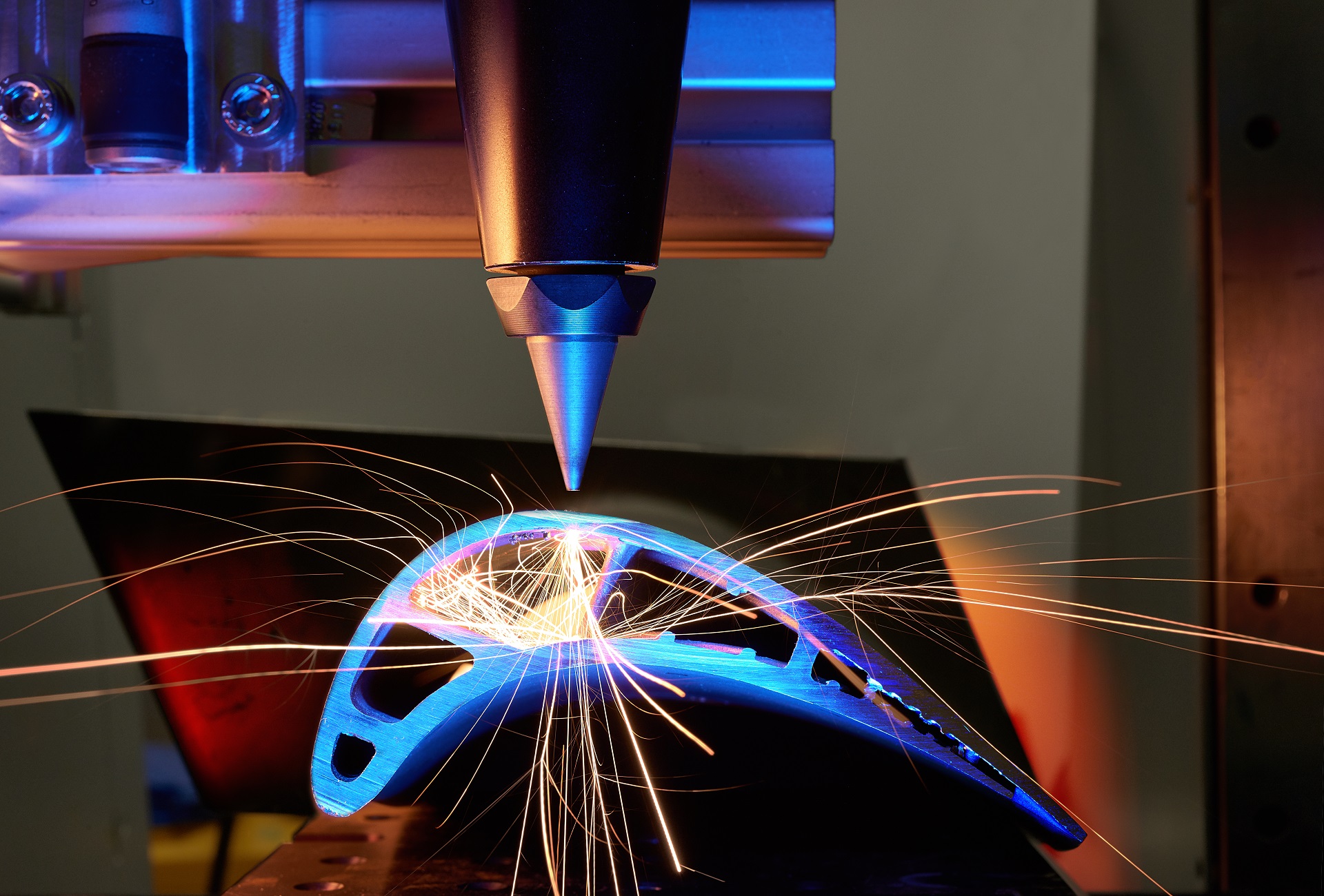 The "Laser-based Manufacturing" technology platform shows SMEs, for example, how the use of laser drilling can optimize their production processes.
