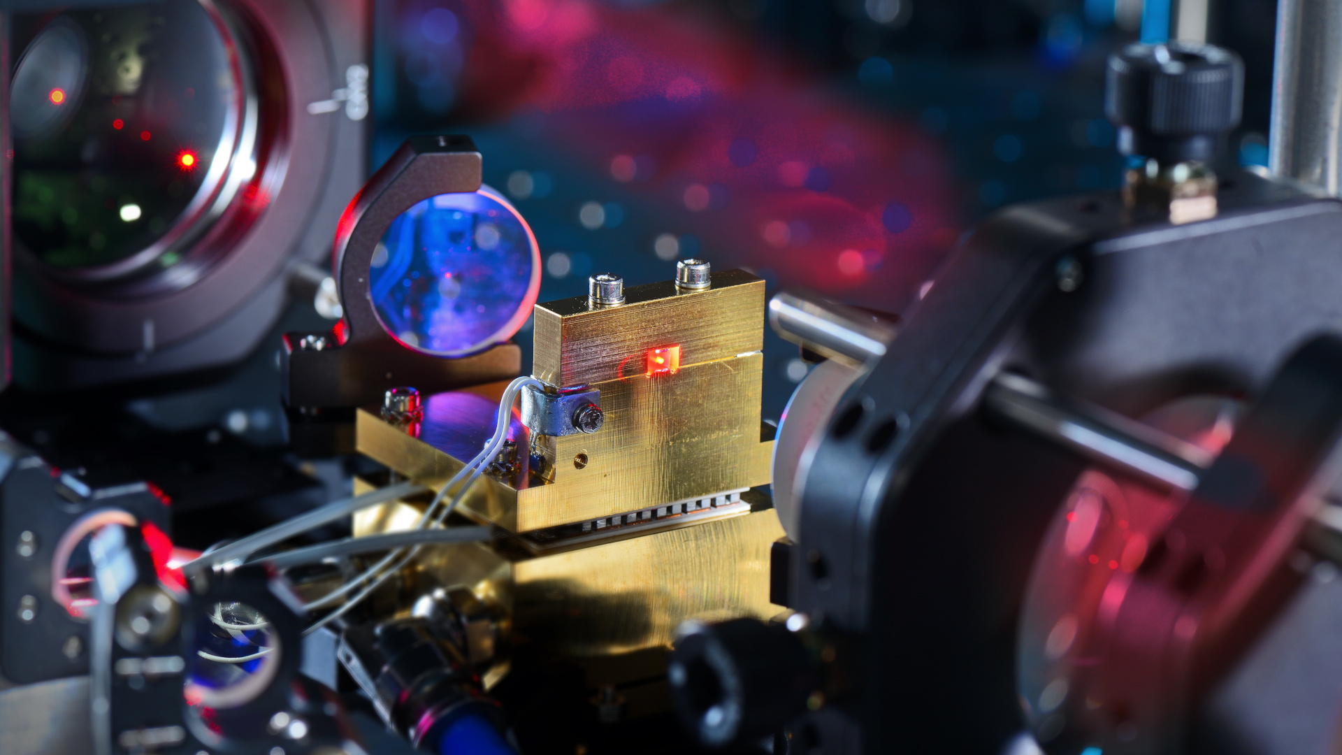 Continuous diode-pumped alexandrite laser.