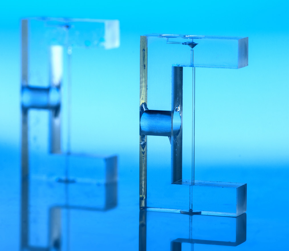 Capillary holders with hydrodynamic focusing for flow cytometry.